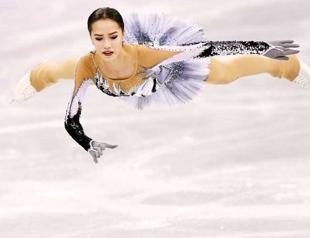 Alina Zagitova stuns Medvedeva for gold