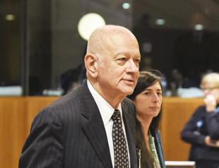 Greek minister quits after wife caught in benefit row