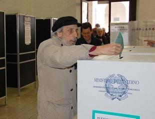 Italians hit polls, begin voting for new parliament