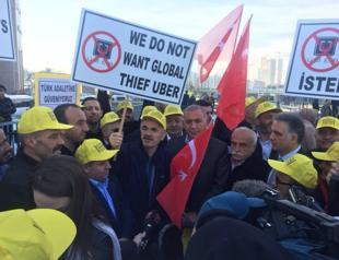 Istanbul taxi drivers protest Uber amid court hearing