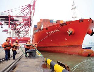 US pressing China to cut trade surplus by $100 bln: White House