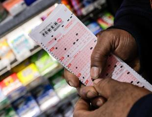 Winning ticket sold as US Powerball jackpot climbs to $455 mln