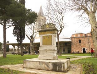 The survival of historical structures against time and quakes