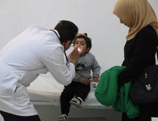Exiled Syrian doctors go back to work helping refugees in Turkey