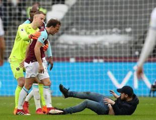 West Ham ban fans over pitch invasion