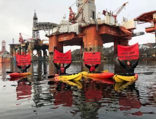Greenpeace boards rig due to drill in Arctic