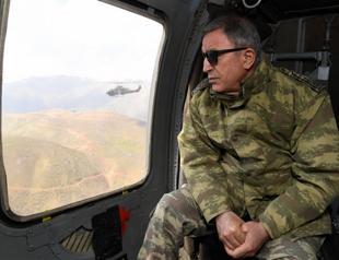 Top brass visits troops on border with Syria