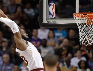 James ties Jordan’s double-digit scoring streak as Cavs down Hornets