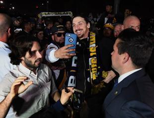 Galaxy supporters serenade Ibrahimovic upon arrival at LAX