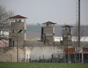 Turkey, Greece trade barbs over arrestees