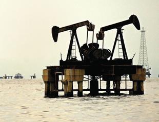 Oil struggles to retain gains amid trade row