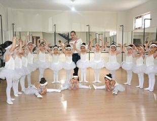 Russian dancer trains mini Turkish ballerinas