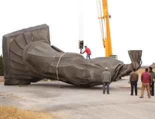 Wind topples giant statue of Chinas first emperor