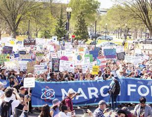 Hundreds rally for US science
