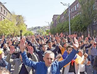 Sargsyan elected Armenian PM despite protests