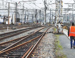 French rail workers on with strike once again