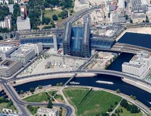 WWII bomb forces mass evacuation in central Berlin