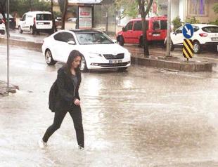 Heavy floods hit Hatay’s historic Long Bazaar in Turkey’s south