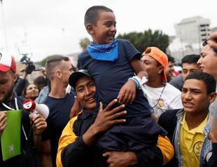 Eight women, children from Central American “caravan” first to enter US