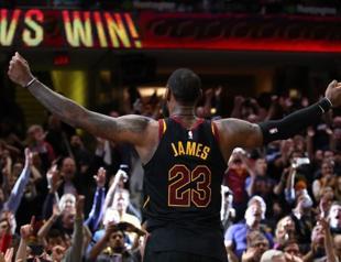 James floats in buzzer-beating dagger as Cavs stun Raptors
