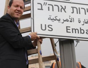 US Embassy road signs go up in Jerusalem