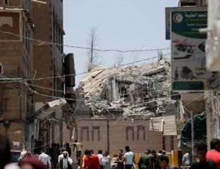 Saudi-led air strikes hit Yemen presidential palace