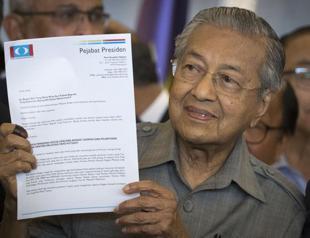 Mahathir claims clear mandate to govern Malaysia, vows reforms