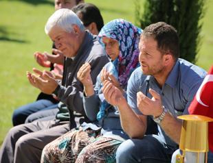Relatives visit graves of killed miners in Soma on fourth anniversary of tragedy