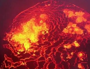 Huge fissures open on Hawaiian volcano