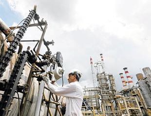 Oil reaches multi-year high on tight supply, Iran sanctions