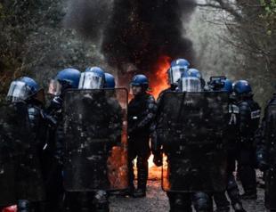 Tear gas as French police launch new assault on protest camp