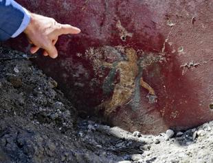 Archaeologists find street of balconies in Italys Pompeii