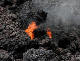 Hawaii faces new threat of fumes from volcano’s lava