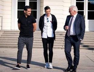 German president meets footballers of Turkish origin after controversy
