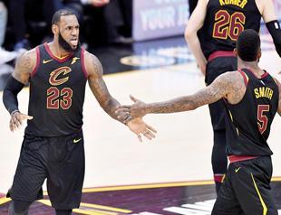 LeBron scores 44 to shoulder Cavs