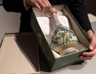 Chinese vase, left in attic, worth at least half a million