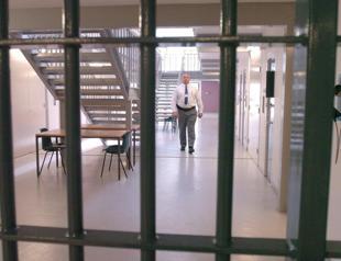 US jailguard accused of taking bribe from Iranian gold trader pleads not guilty