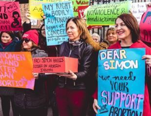 Irish voters overwhelmingly repeal abortion ban in historic referendum