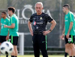 Australia coach Van Marwijk hears World Cup clock ticking