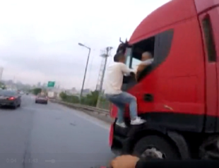 VIDEO: Turkish driver risks life to halt speeding truck after hit-and-run