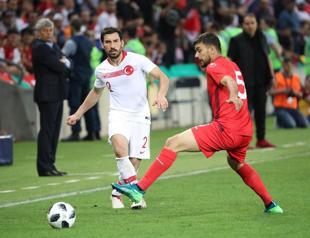 10-man Turkey hold Tunisia 2-2 in World Cup warmup
