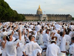 ‘Dinner in White’ in Paris