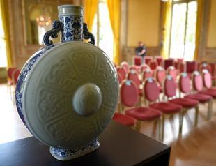18th century Chinese moon flask sells for 4.1 million euros