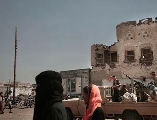 Battle for key Yemen port leaves dozens dead