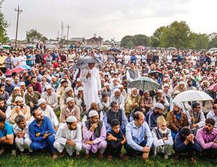 Thousands throng funeral of slain Indian Kashmir editor