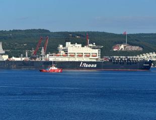 World’s biggest construction vessel ‘Pioneering Spirit’ passes through Dardanelles