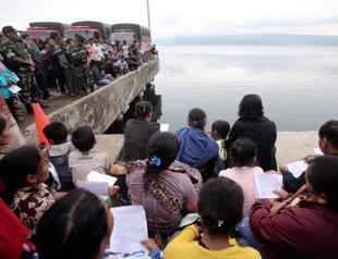 Hundreds pray at Indonesia lake as search for bodies resumes