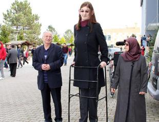 Tallest girl votes in Turkish elections