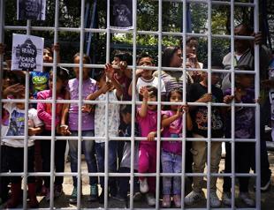 US judge orders separated families be reunited