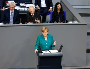 Merkel praises Turkey, pushes for more support for refugees